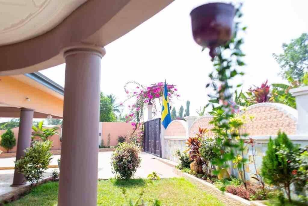 Nana Adu Guest House コフォリドゥア エクステリア 写真