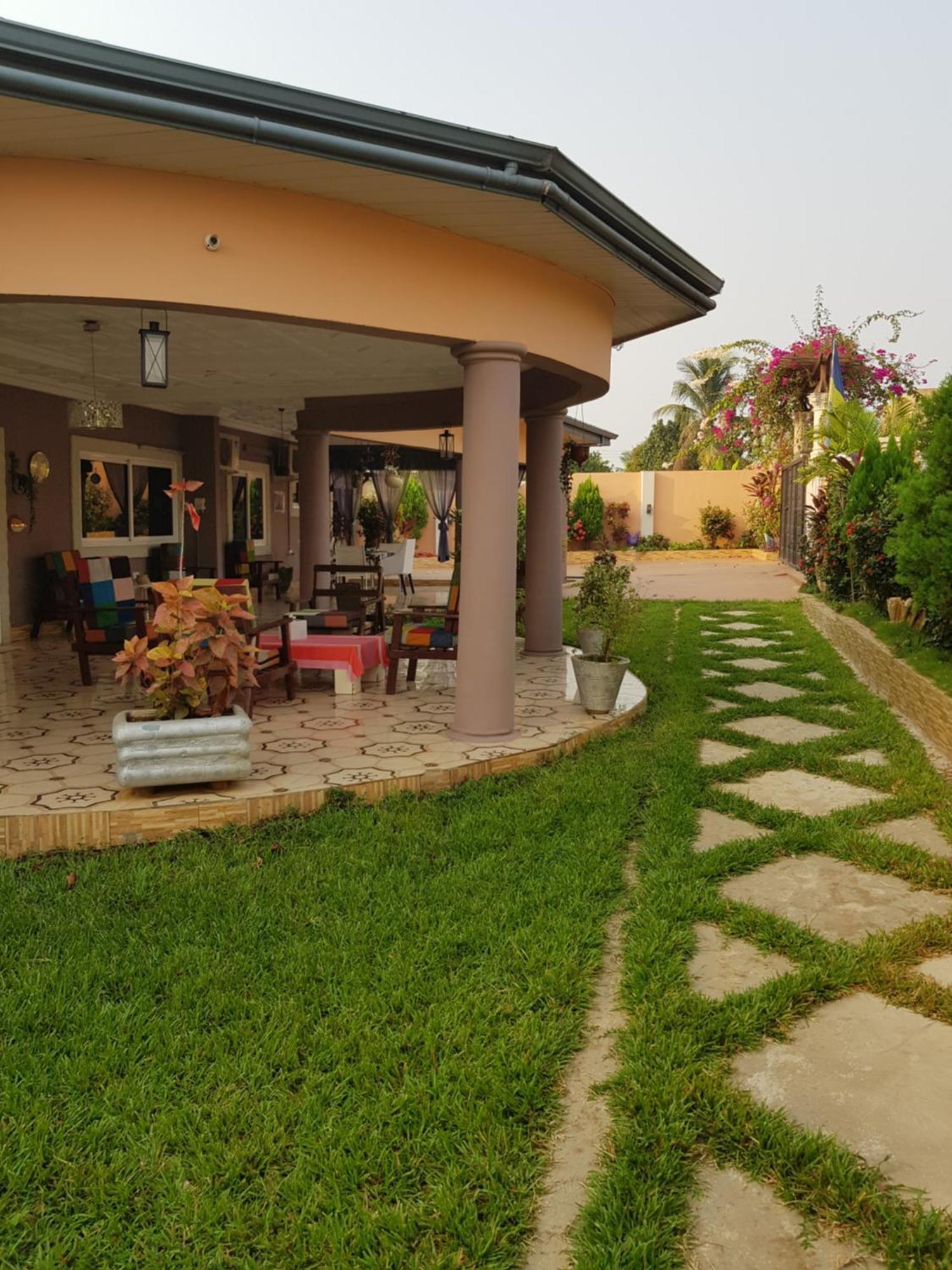 Nana Adu Guest House コフォリドゥア エクステリア 写真