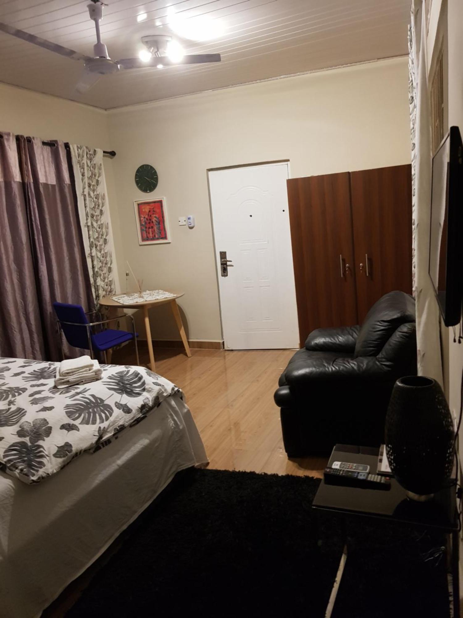 Nana Adu Guest House コフォリドゥア エクステリア 写真
