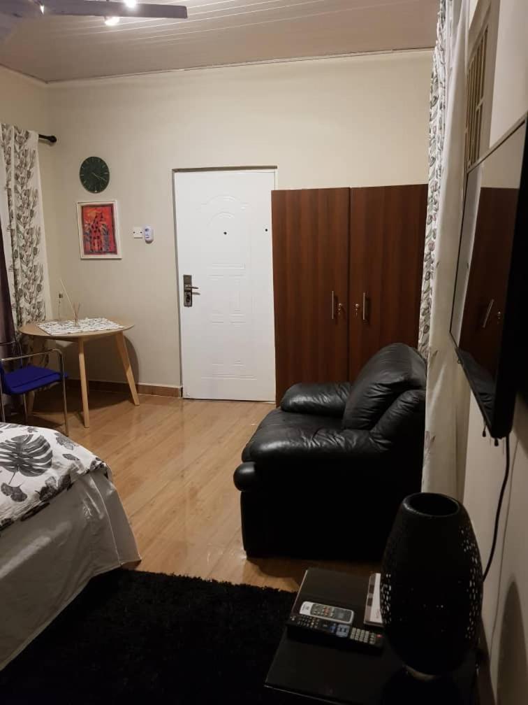Nana Adu Guest House コフォリドゥア エクステリア 写真
