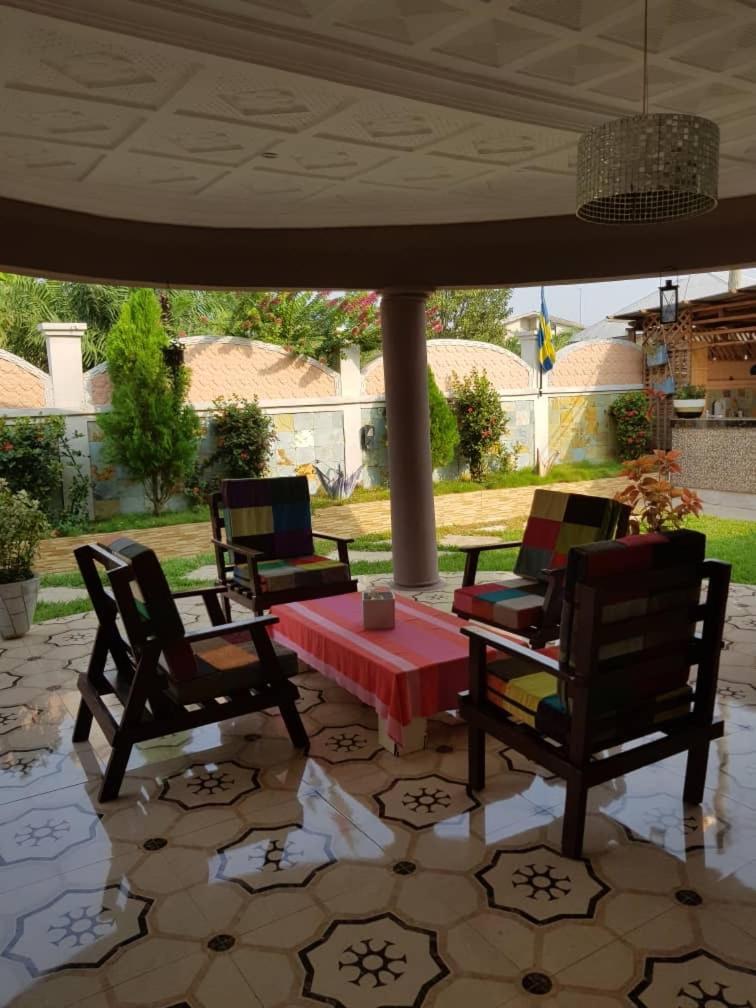 Nana Adu Guest House コフォリドゥア エクステリア 写真
