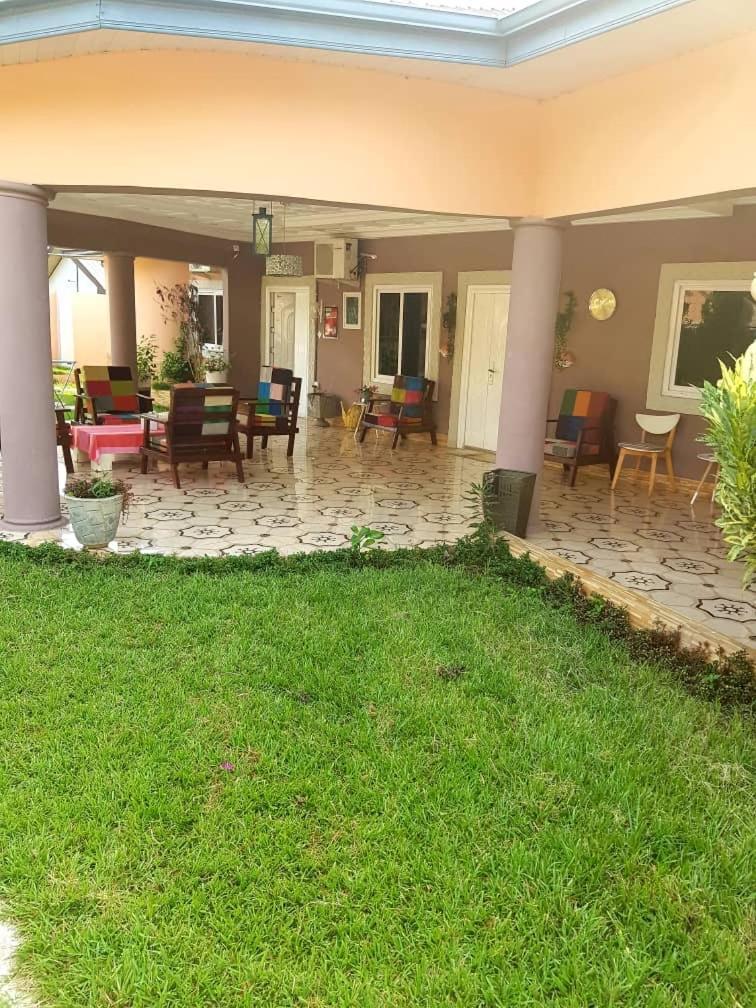 Nana Adu Guest House コフォリドゥア エクステリア 写真
