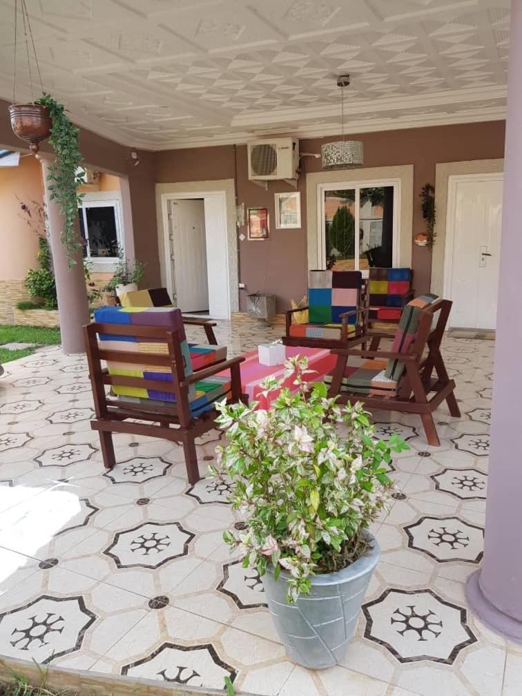 Nana Adu Guest House コフォリドゥア エクステリア 写真