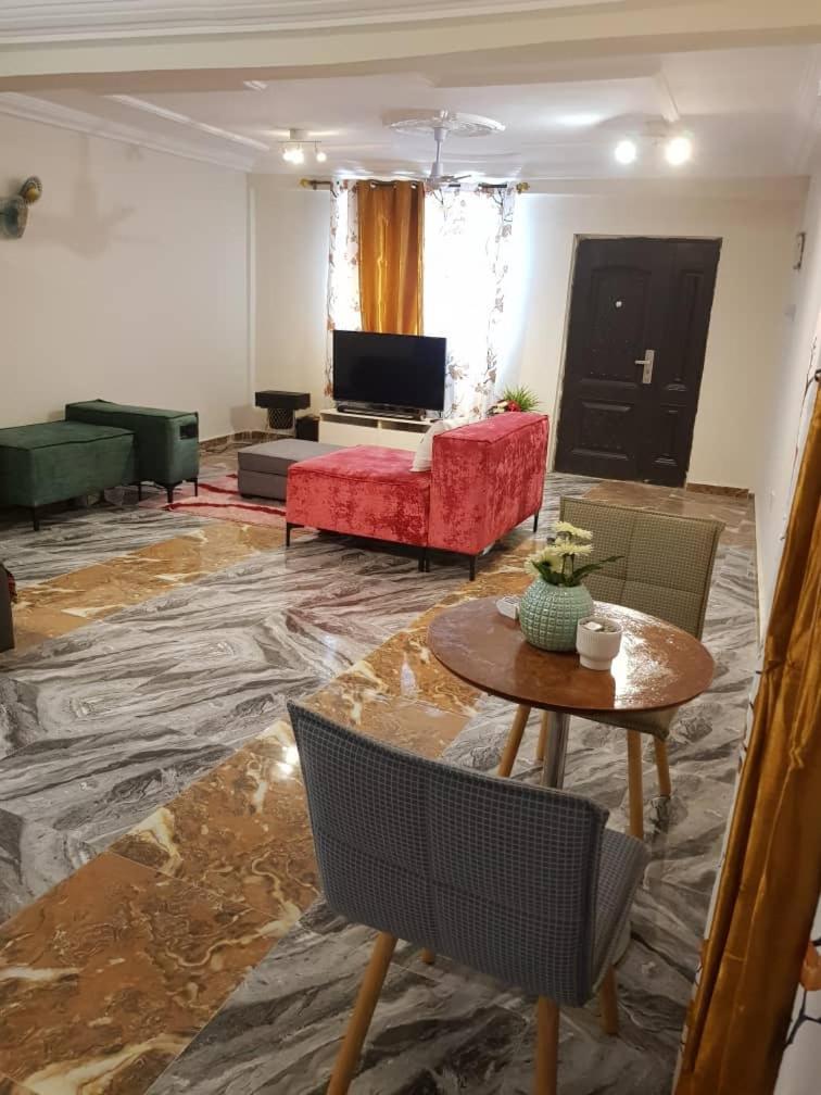 Nana Adu Guest House コフォリドゥア エクステリア 写真