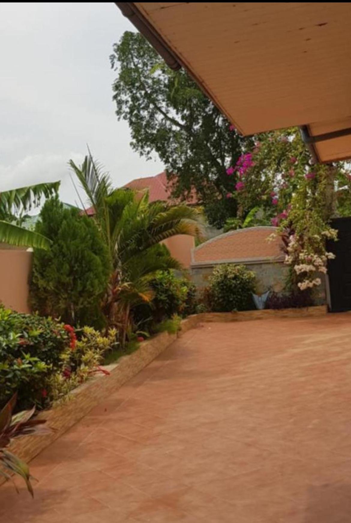 Nana Adu Guest House コフォリドゥア エクステリア 写真