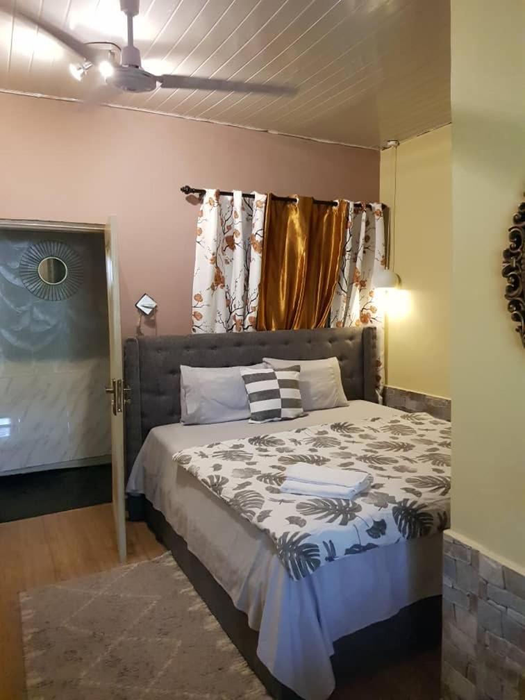 Nana Adu Guest House コフォリドゥア エクステリア 写真