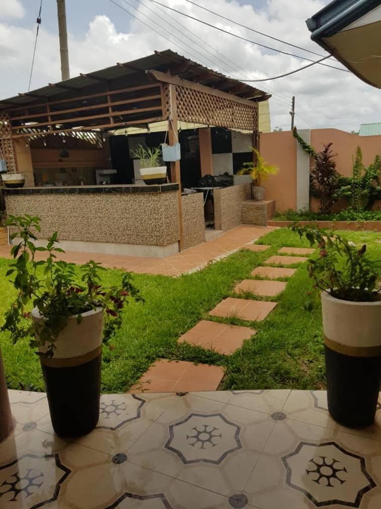 Nana Adu Guest House コフォリドゥア エクステリア 写真