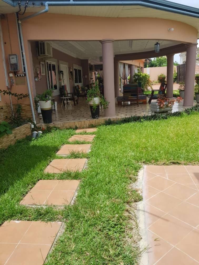 Nana Adu Guest House コフォリドゥア エクステリア 写真