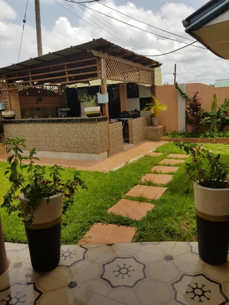 Nana Adu Guest House コフォリドゥア エクステリア 写真